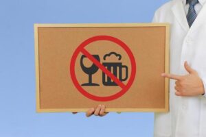 肝臓病の原因、お酒を禁止するイラスト