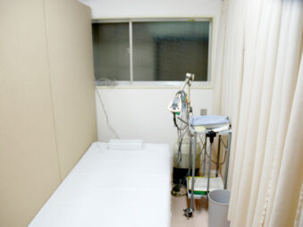 山本医院の診療ベッド